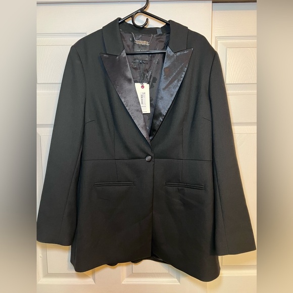 Ted Baker Jackets & Blazers - Ted Baker Ariaal Blazer
Size 6
New with tags